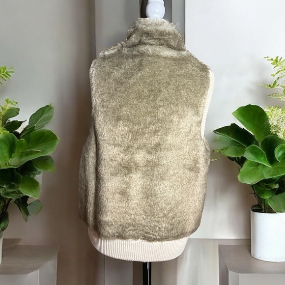 Ann Taylor reversible faux fur/sweater vest, size L - Picture 2 of 7